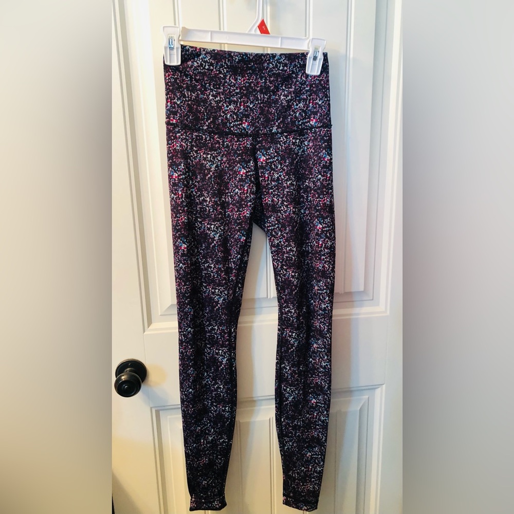 lululemon athletica Text Graphic in Charcoal and White size 4.